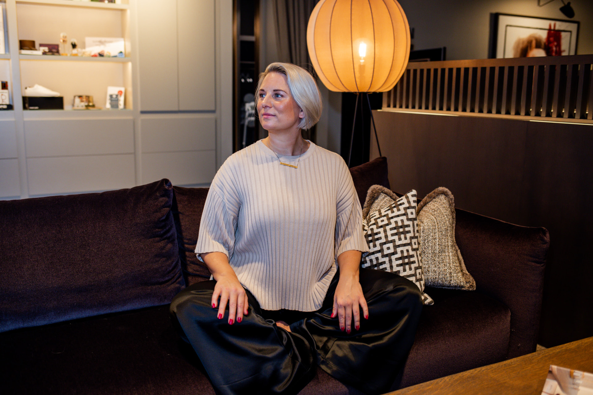 Amanda Randau sitter i en soffa i ett varmt rum