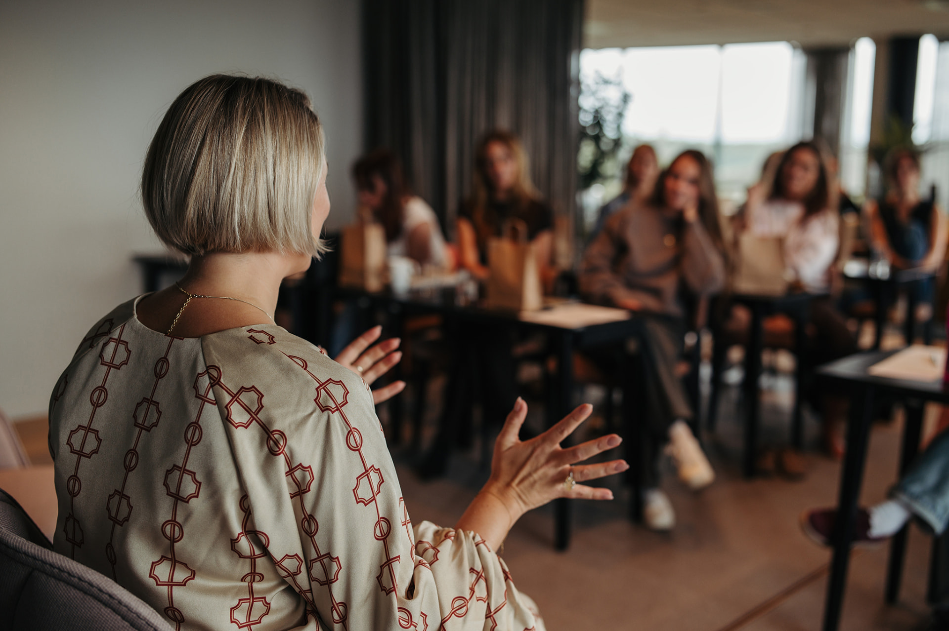 Amanda Randau i samtal med deltagare på en workshop